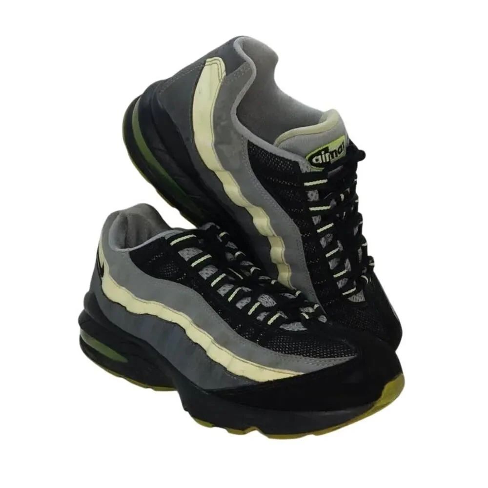 Nike Air Max Boy's Black and Silver Running Sneakers - sz. 6 1/2Y